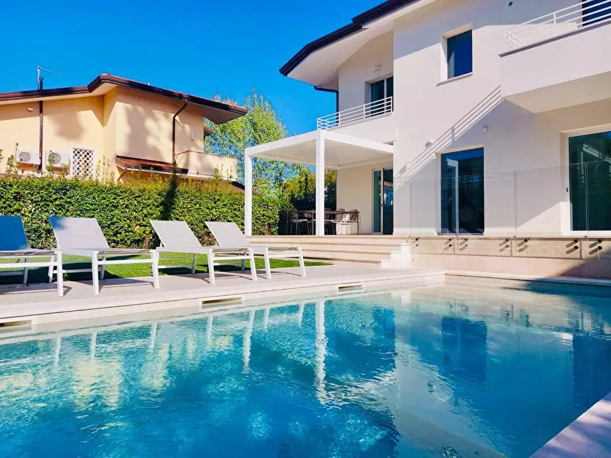 Immagine 59 di Villa in vendita  a Pietrasanta