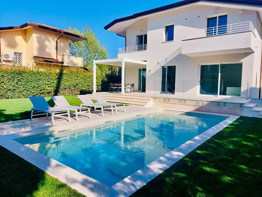 Immagine 58 di Villa in vendita  a Pietrasanta