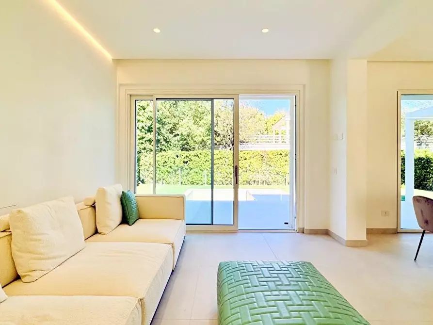 Immagine 5 di Villa in vendita  a Pietrasanta