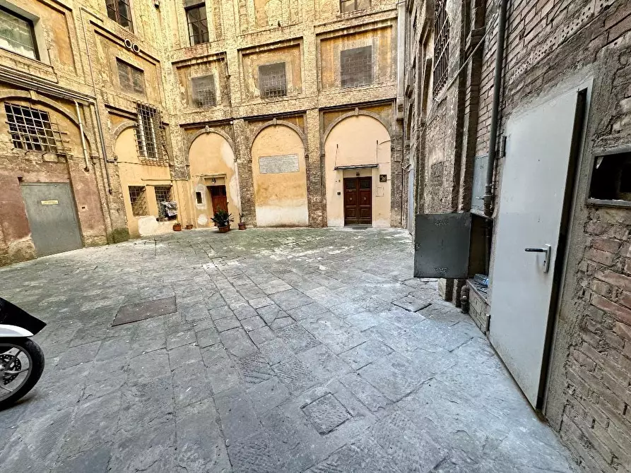 Immagine 2 di Appartamento in vendita  a Siena