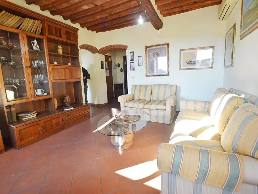 Immagine 7 di Appartamento in vendita  a Lucca