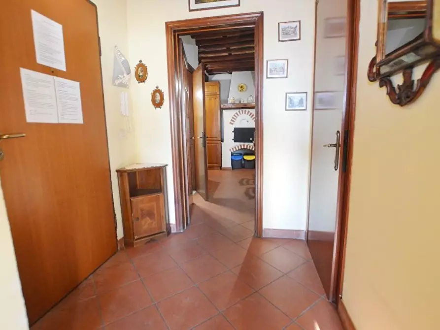 Immagine 2 di Appartamento in vendita  a Lucca