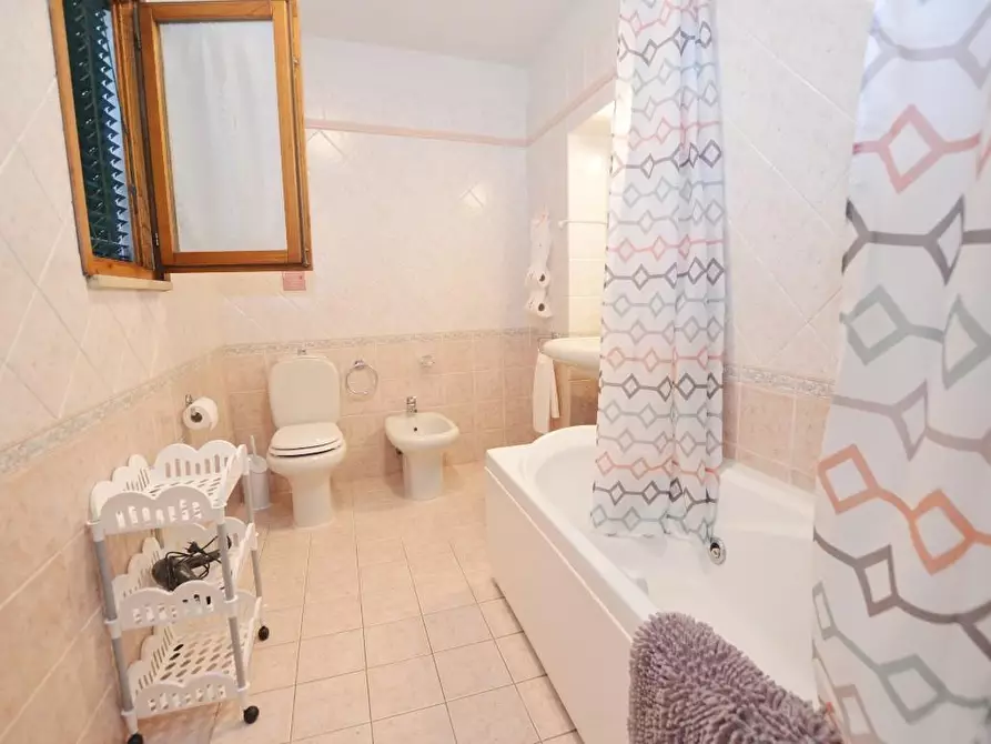 Immagine 23 di Appartamento in vendita  a Lucca