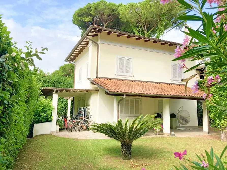 Immagine 1 di Villa in affitto  a Forte Dei Marmi