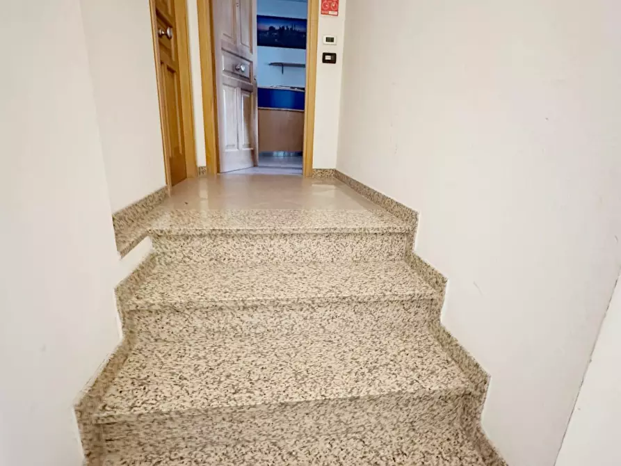 Immagine 8 di Ufficio in affitto  a Lucca