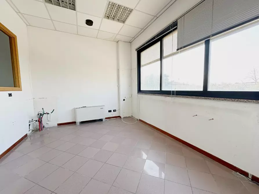 Immagine 4 di Ufficio in affitto  a Lucca