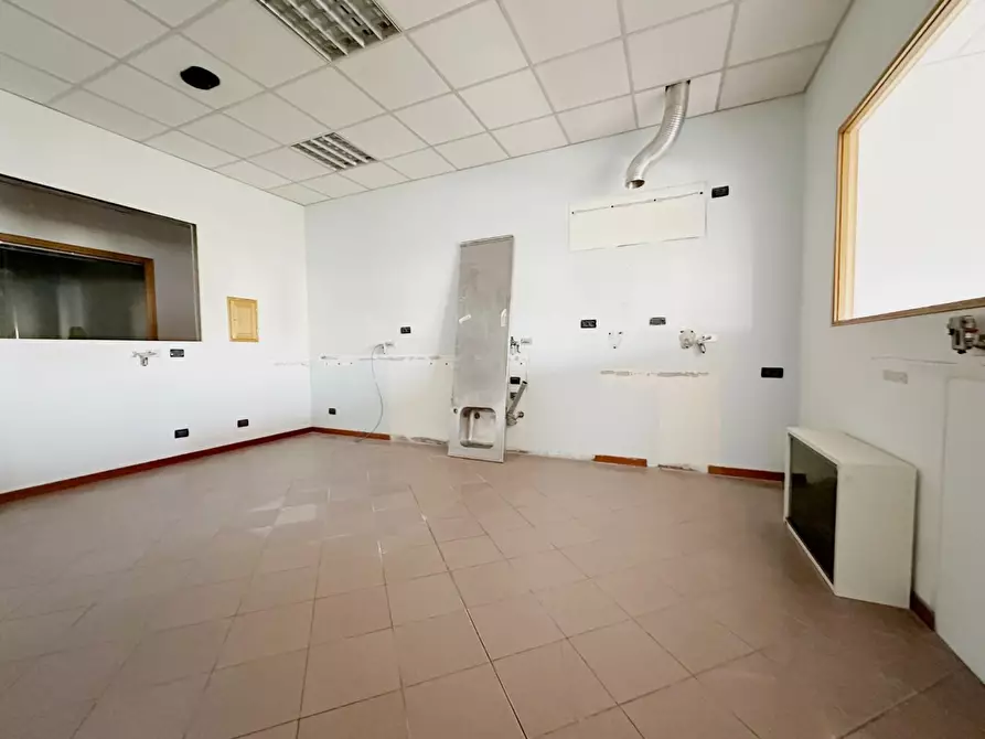 Immagine 3 di Ufficio in affitto  a Lucca