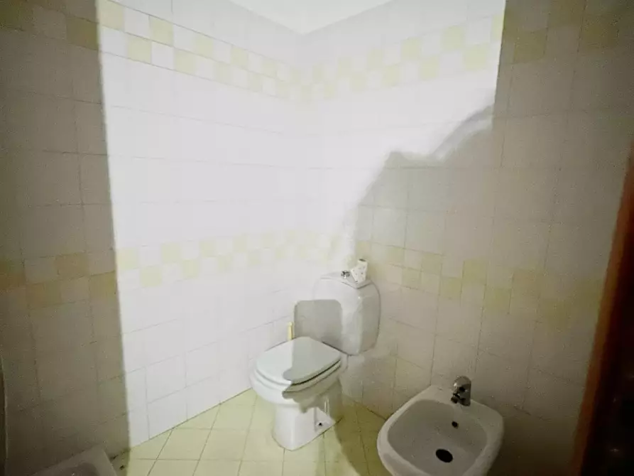 Immagine 7 di Ufficio in affitto  a Lucca