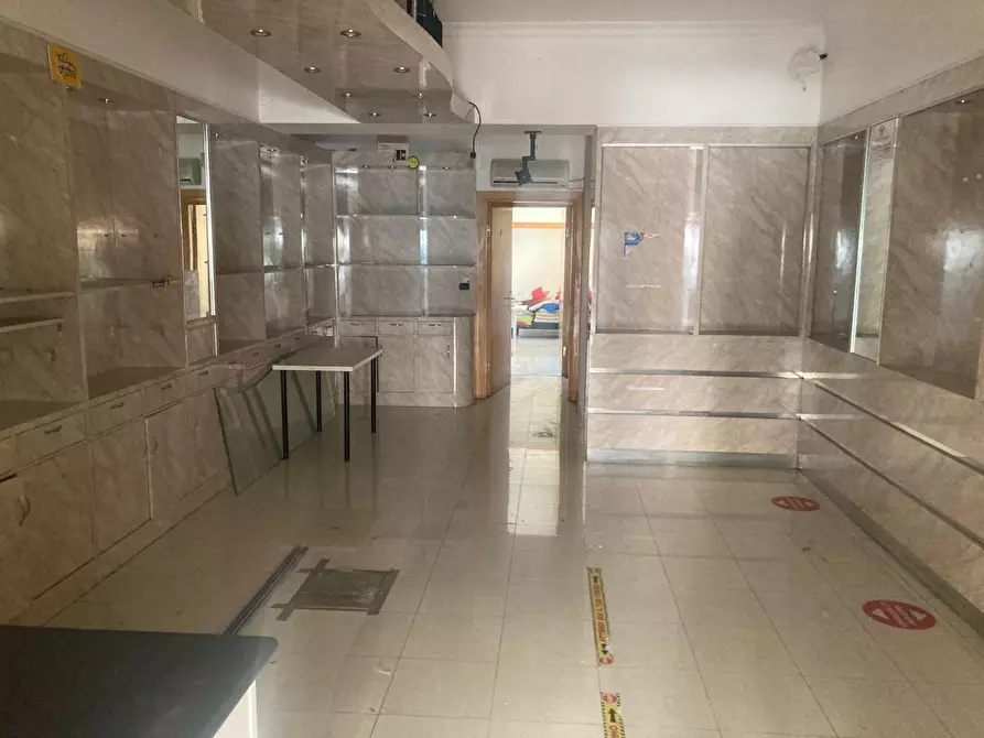 Immagine 1 di Negozio in vendita  a Empoli