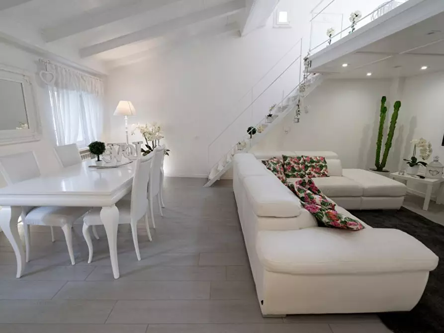 Immagine 2 di Appartamento in vendita  a Massa