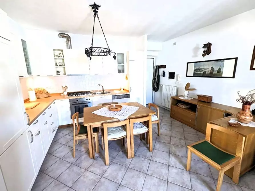 Immagine 2 di Appartamento in vendita  a Massa