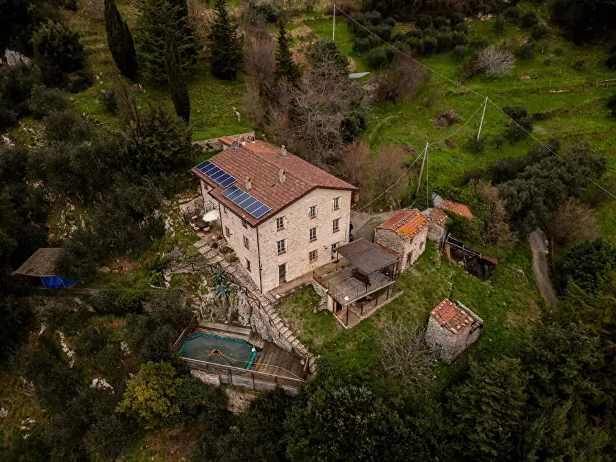 Immagine 1 di Casa colonica in vendita  a Camaiore