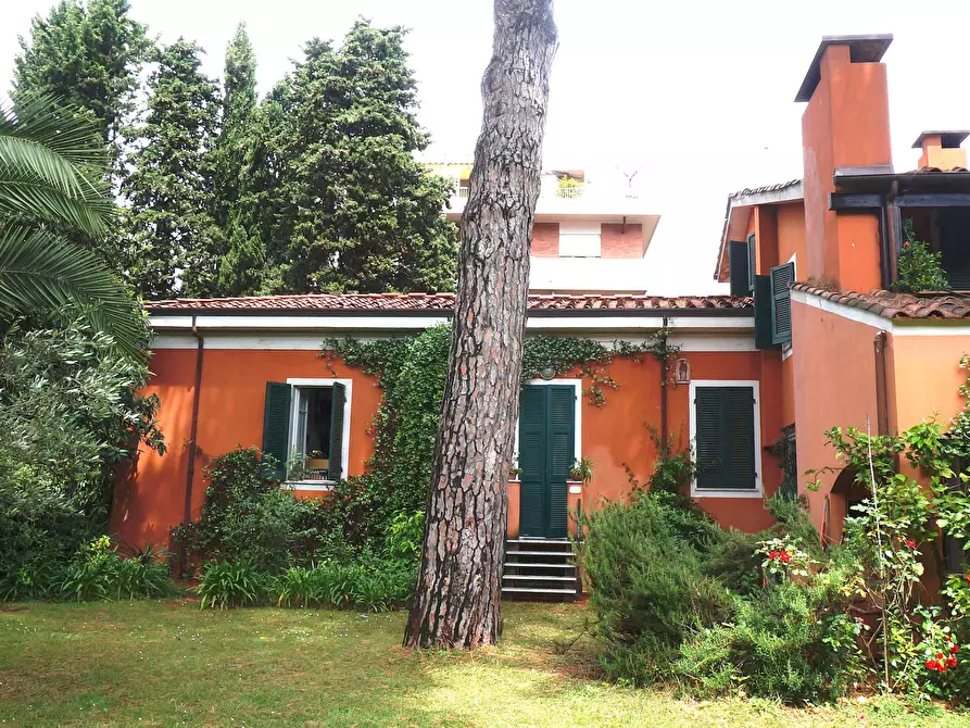 Immagine 4 di Villa in vendita  a Carrara