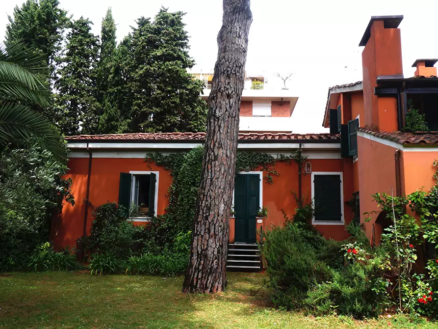 Immagine 9 di Villa in vendita  a Carrara