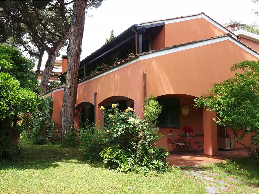 Immagine 5 di Villa in vendita  a Carrara