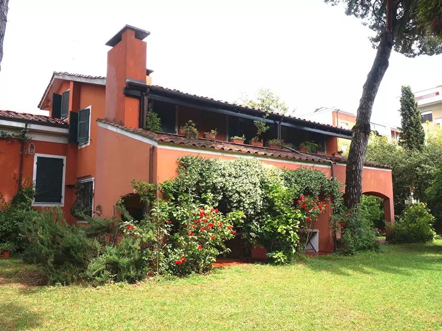 Immagine 2 di Villa in vendita  a Carrara