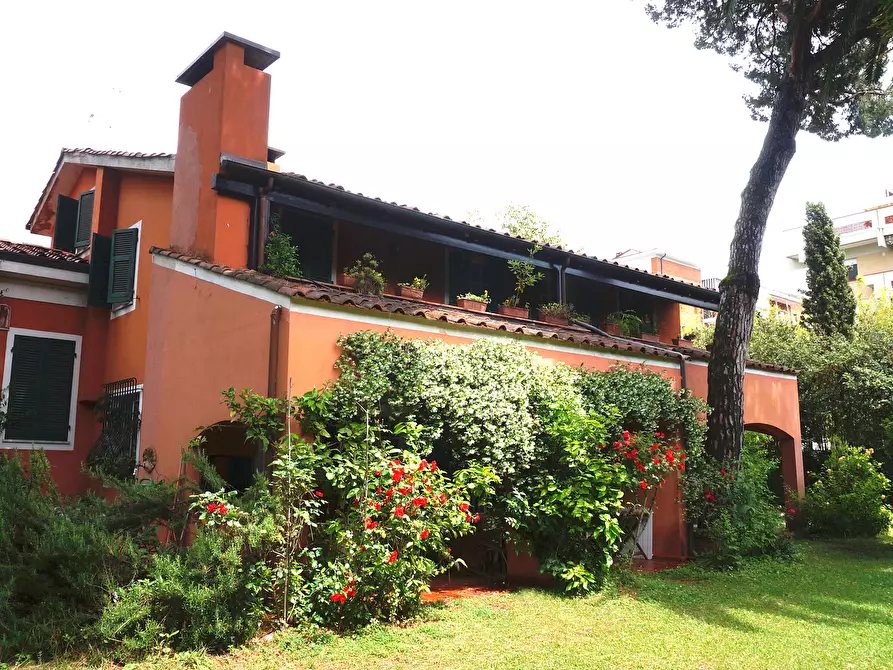 Immagine 8 di Villa in vendita  a Carrara