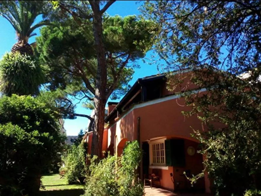 Immagine 11 di Villa in vendita  a Carrara