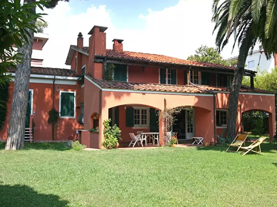 Immagine 16 di Villa in vendita  a Carrara
