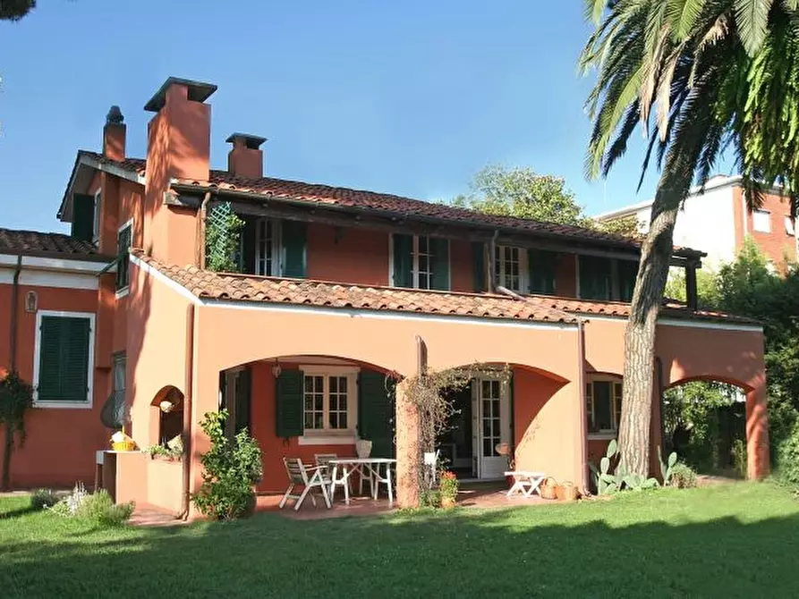 Immagine 19 di Villa in vendita  a Carrara