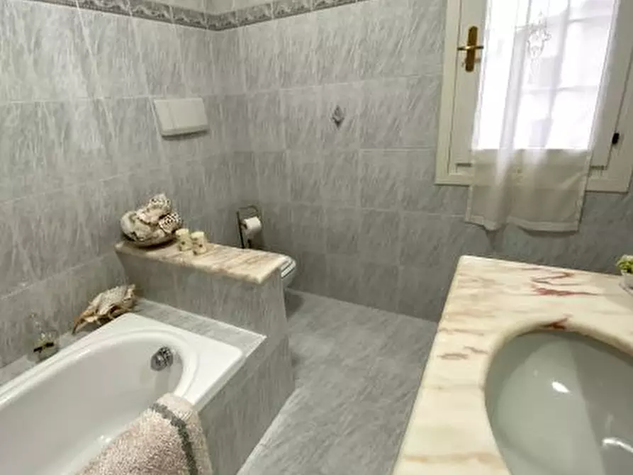 Immagine 16 di Appartamento in vendita  a Ameglia