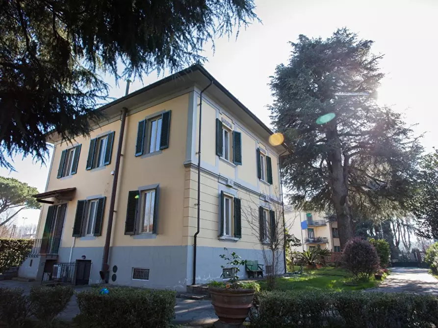 Immagine 1 di Villa in vendita  a Lucca