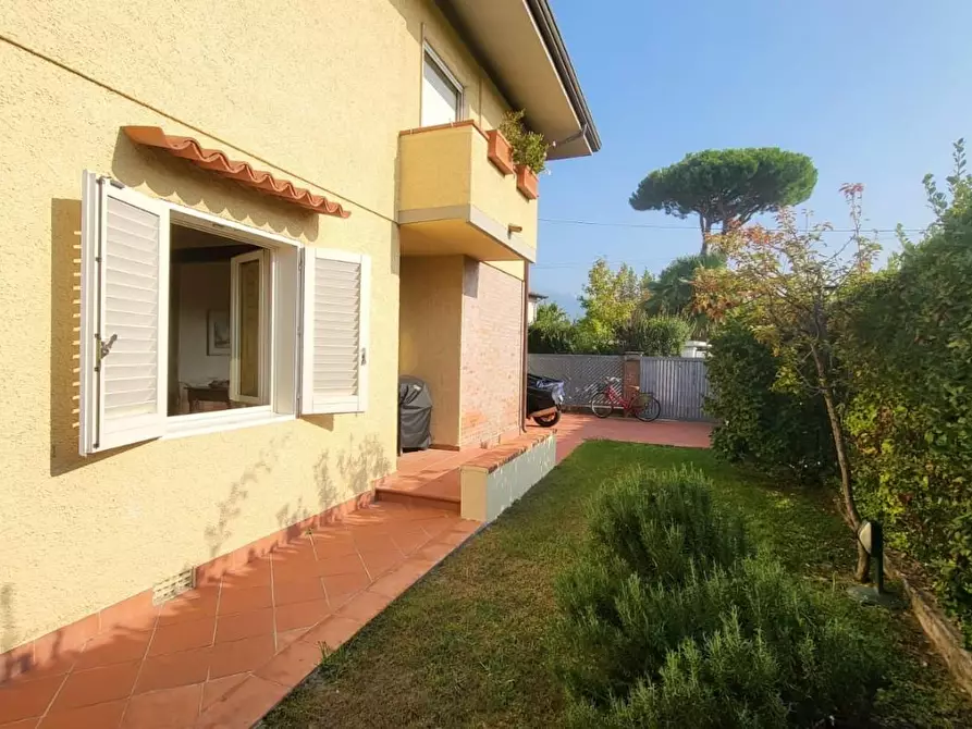 Immagine 1 di Casa bifamiliare in vendita  a Forte Dei Marmi