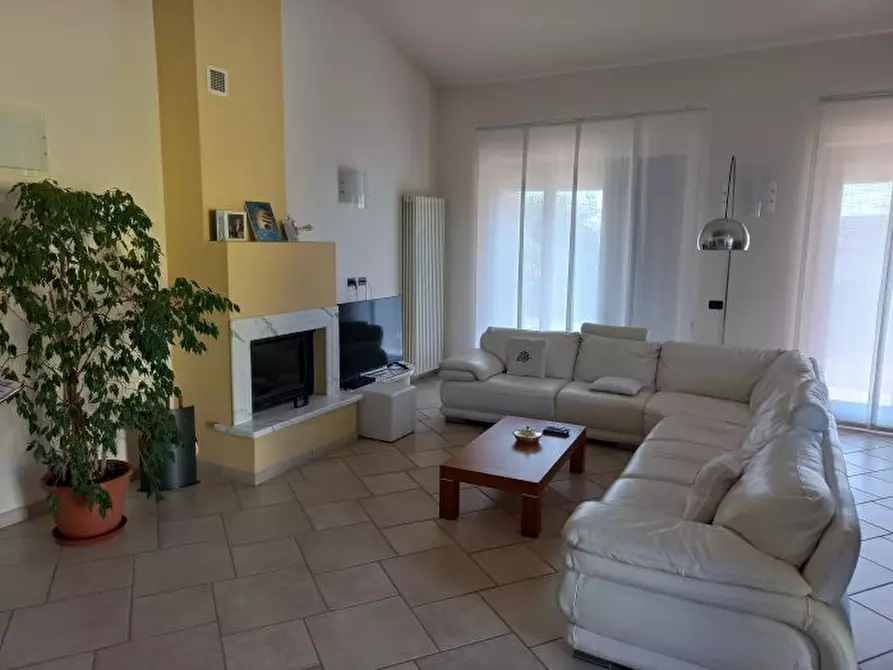 Immagine 2 di Casa indipendente in vendita  a Ortonovo