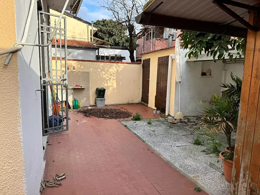 Immagine 1 di Casa bifamiliare in vendita  a Viareggio