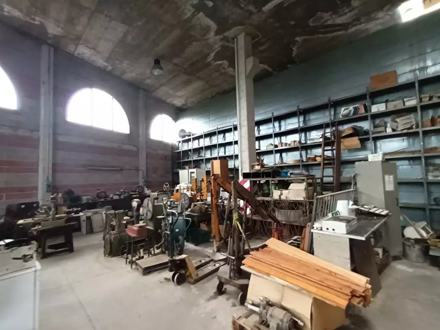 Immagine 21 di Attività artigianale in vendita  a Lucca