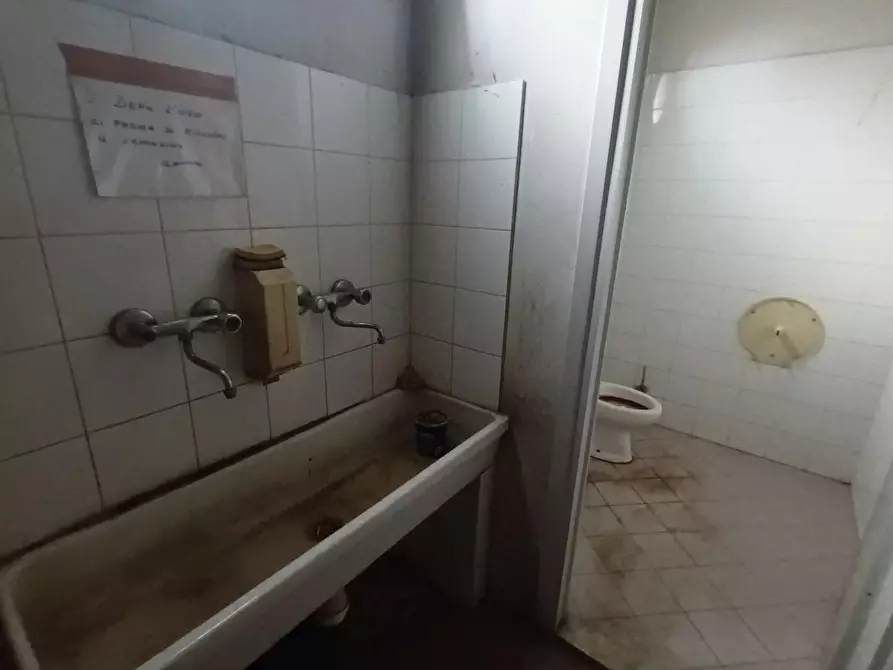 Immagine 24 di Attività artigianale in vendita  a Lucca