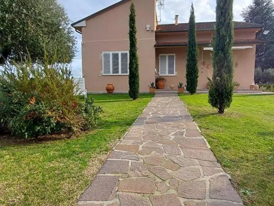 Immagine 1 di Villa in vendita  a Lucca