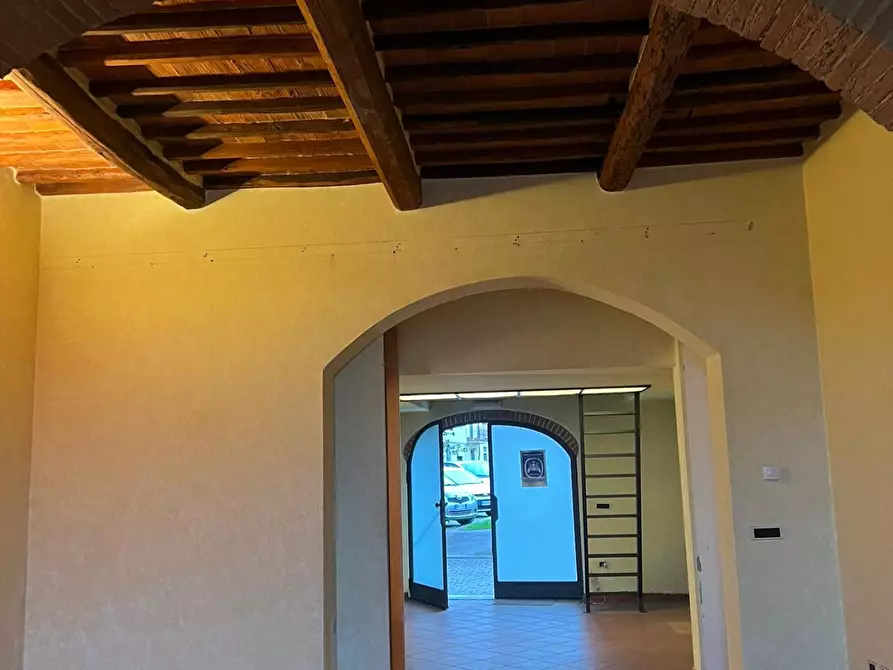 Immagine 8 di Locale commerciale in affitto  a Capraia E Limite
