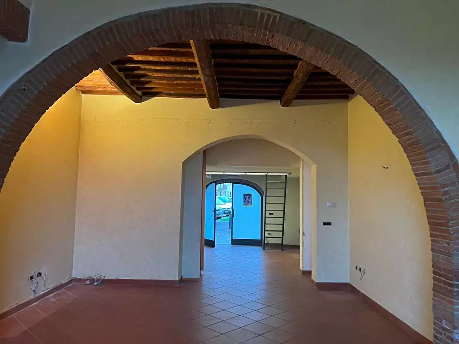 Immagine 4 di Locale commerciale in affitto  a Capraia E Limite
