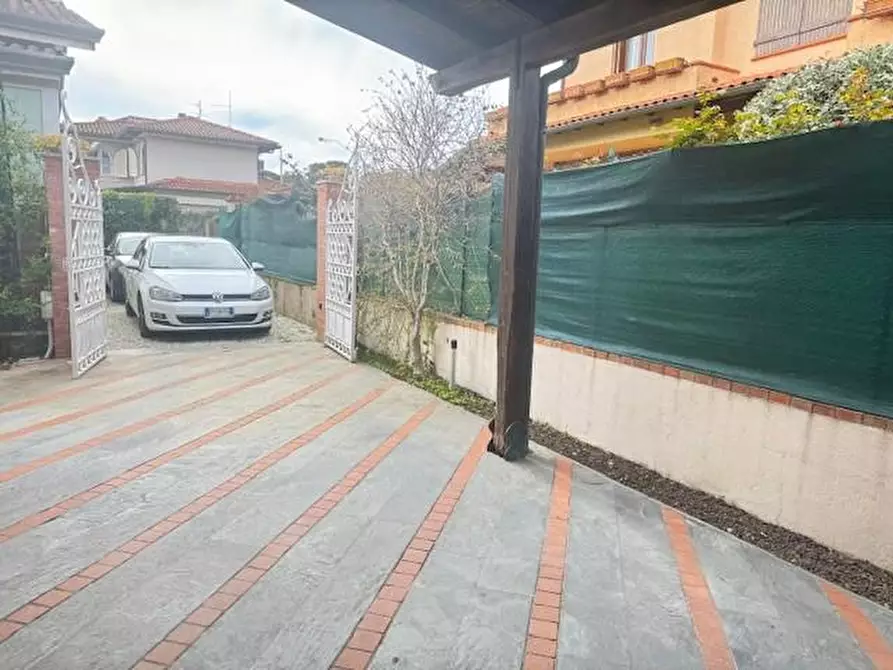 Immagine 7 di Villa in vendita  a Forte Dei Marmi