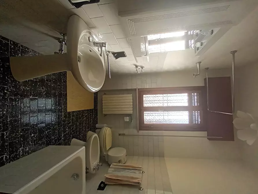 Immagine 24 di Villa in vendita  a Lucca