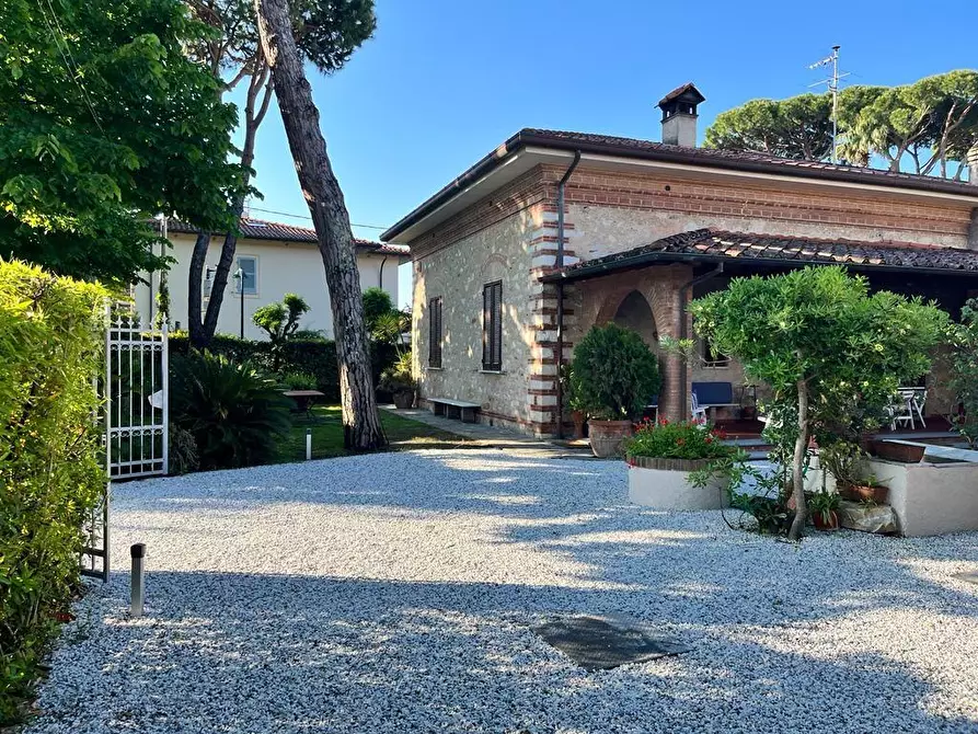 Immagine 1 di Villa in affitto  a Forte Dei Marmi