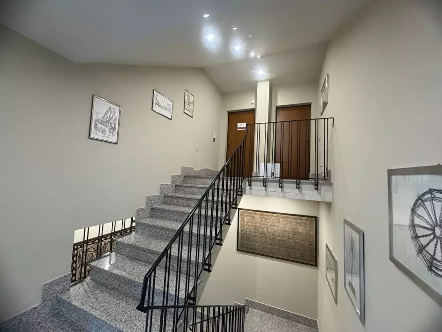 Immagine 11 di Ufficio in affitto  a Lucca