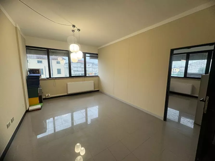 Immagine 17 di Ufficio in affitto  a Lucca