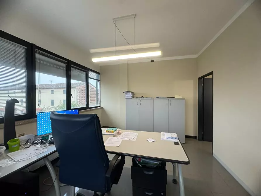 Immagine 7 di Ufficio in affitto  a Lucca