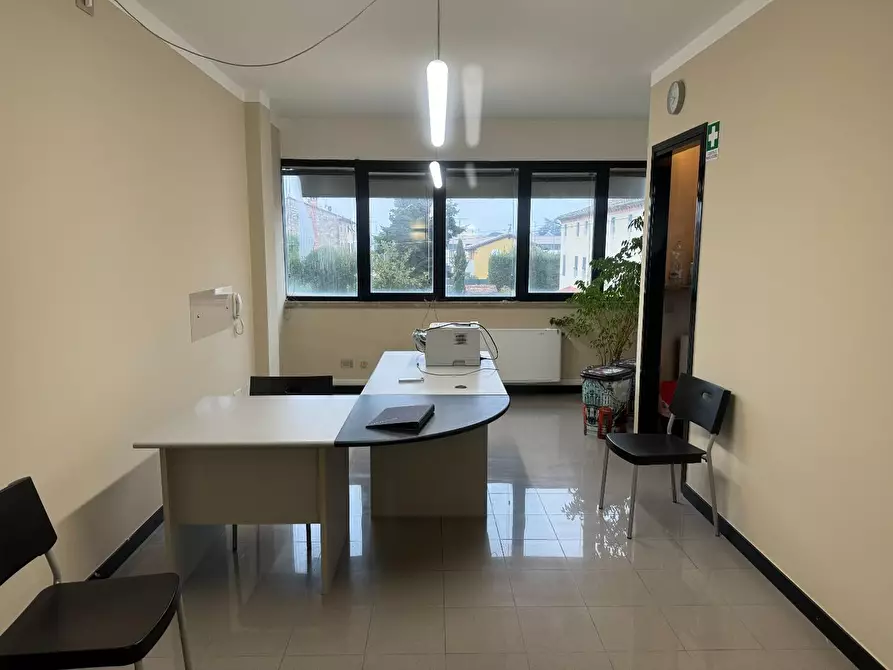 Immagine 13 di Ufficio in affitto  a Lucca