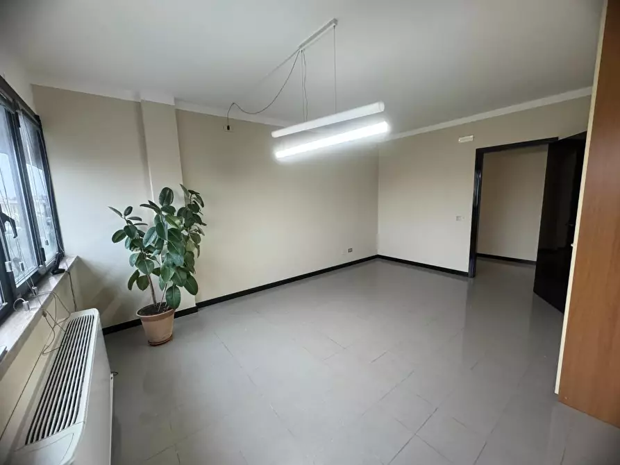 Immagine 4 di Ufficio in affitto  a Lucca