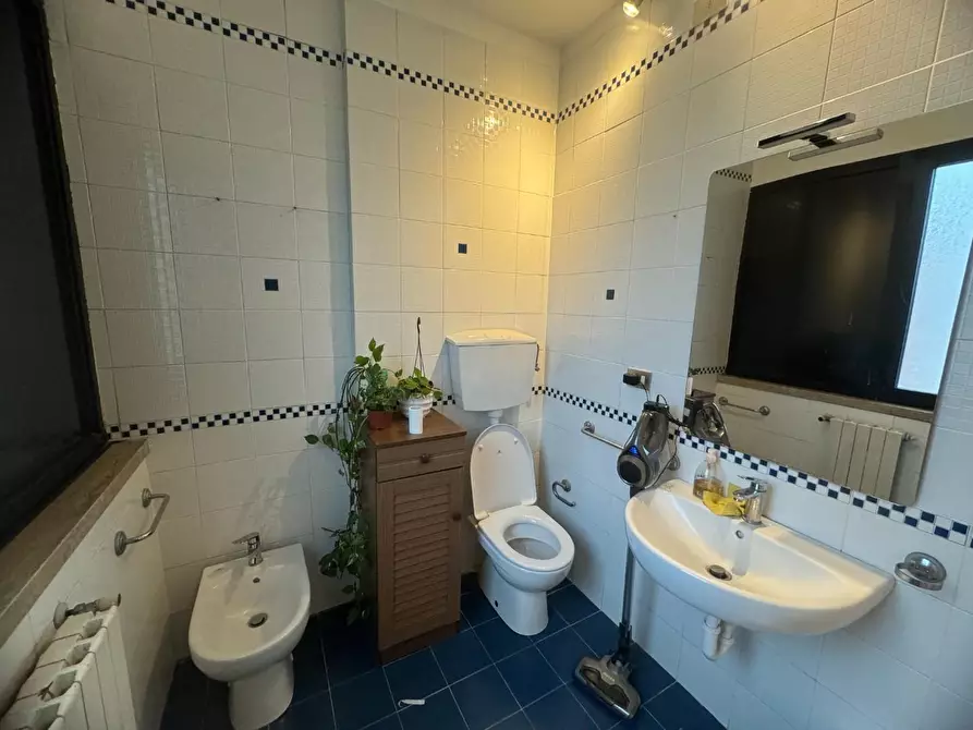 Immagine 9 di Ufficio in affitto  a Lucca