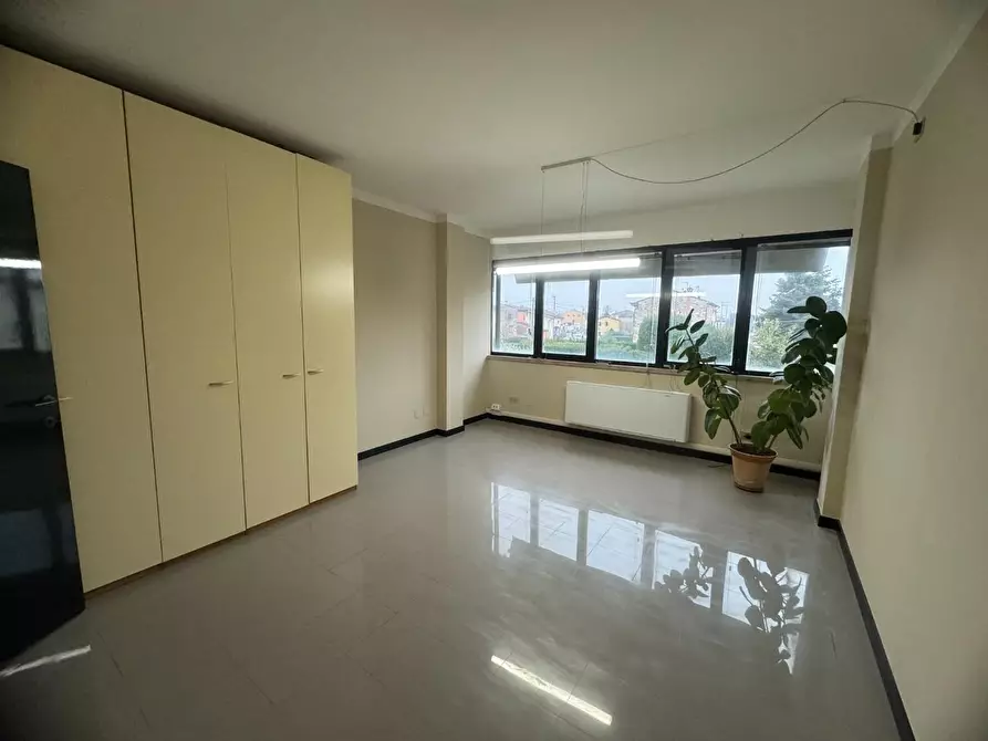 Immagine 14 di Ufficio in affitto  a Lucca