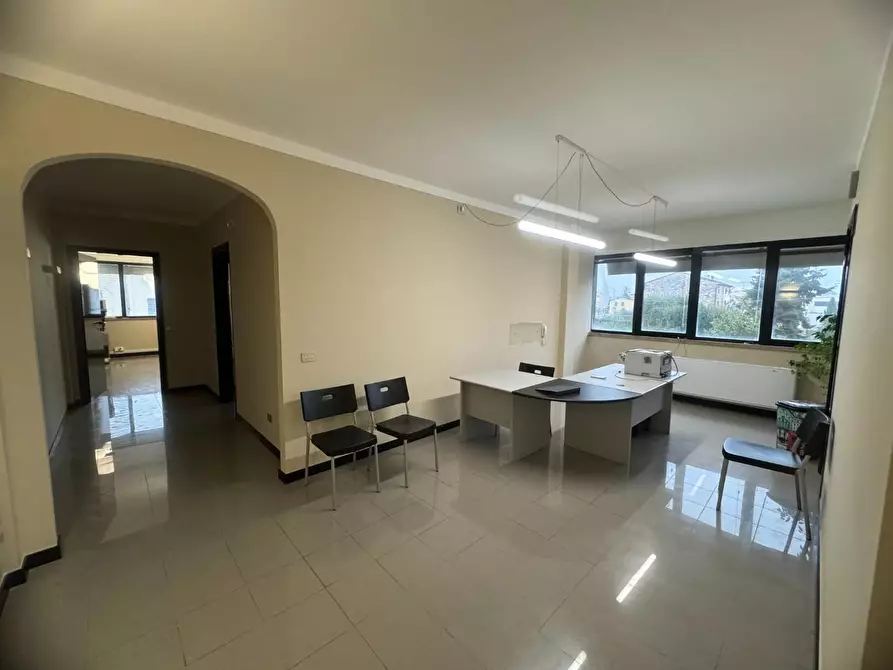 Immagine 20 di Ufficio in affitto  a Lucca