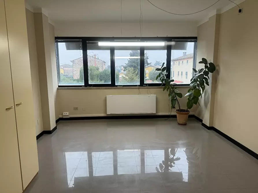 Immagine 3 di Ufficio in affitto  a Lucca