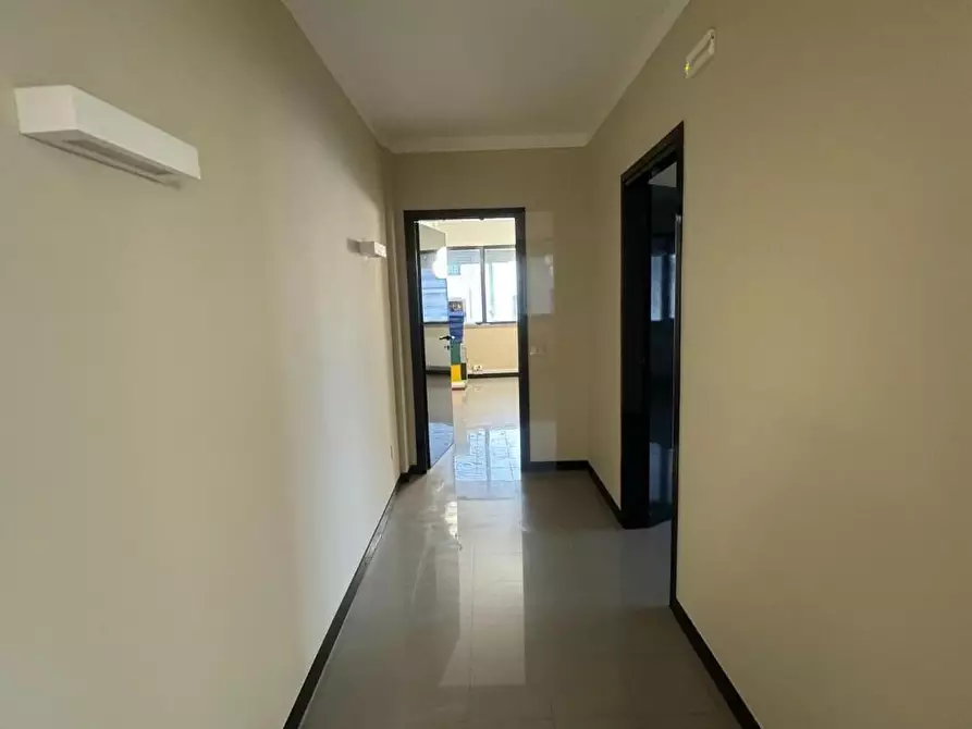 Immagine 10 di Ufficio in affitto  a Lucca