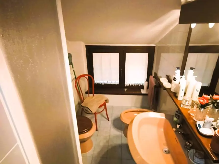 Immagine 19 di Appartamento in vendita  a Lucca