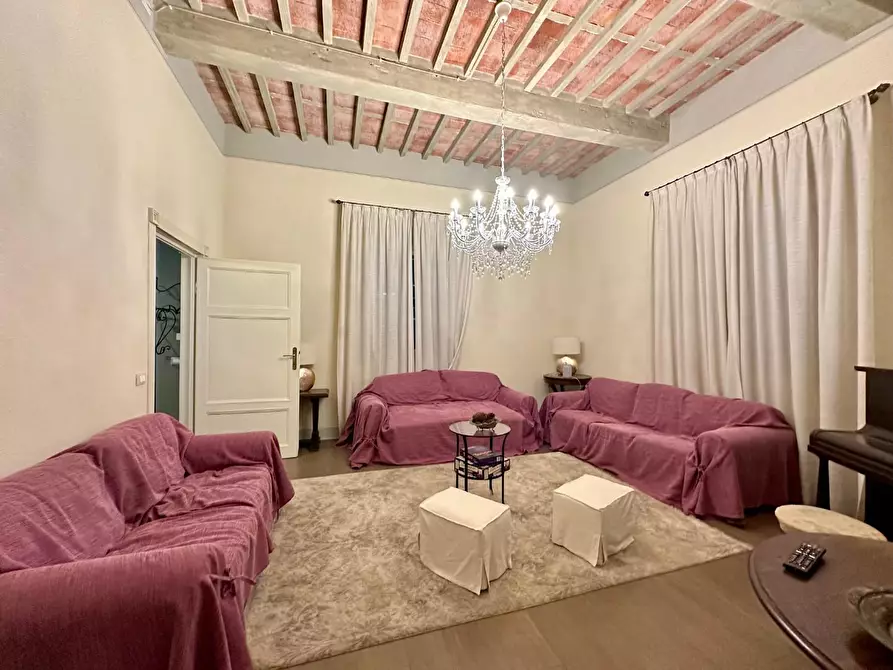 Immagine 1 di Villa in vendita  a Lucca