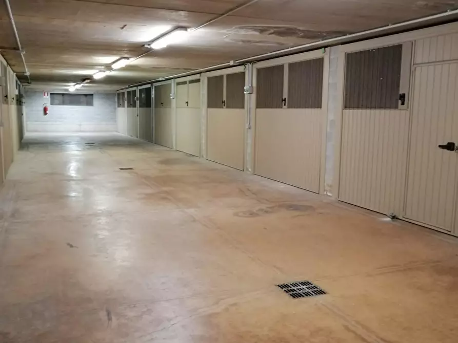 Immagine 2 di Garage in vendita  a Livorno